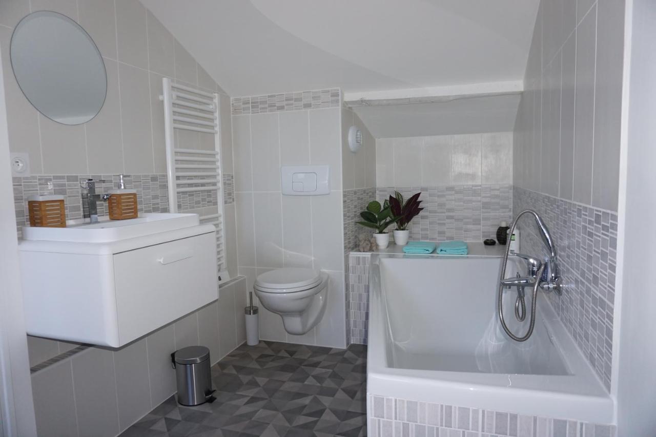Appart Cosy 4 Personnes Avec Terrasse La Roche-sur-Yon Luaran gambar